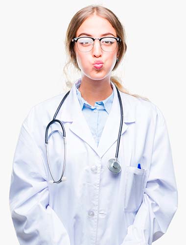 женщина доктор в очках и белом халате