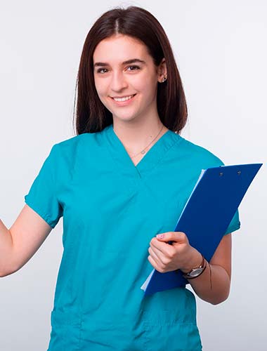 женщина врач в синем халате с планшетом в руке